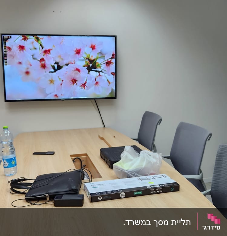 ארגז כלים ושלט על שולחן בחדר ישיבות